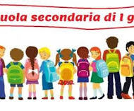 ragazzi in fila con la scritta scuola secondaria di 1° grado