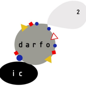 logo dell'ic darfo2 composto tra tre cerchi, dal basso in alto di colore nero, grigio scuro e grigio chiaro al cui interno ci sono le scritte ic darfo 2